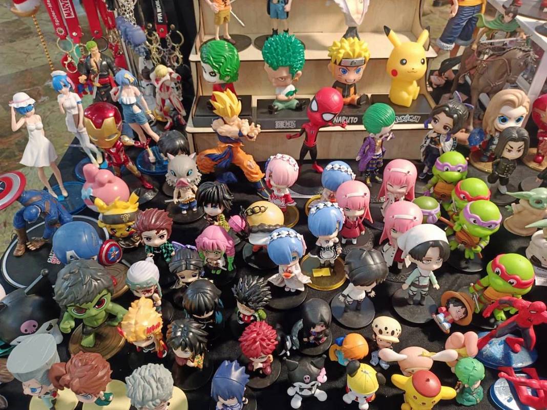 Başkentte hediye telaşına düşenler akın etti! Bu pazarda her şey parıltılı ve sihirli 5